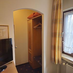 Zimmer mit zwei Einzelbetten